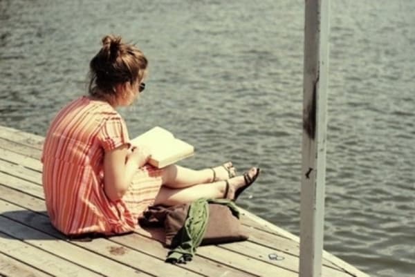 Membaca buku di tempat yang tenang bakal bisa menenangkan pikiran. (The Huffingtonpost)