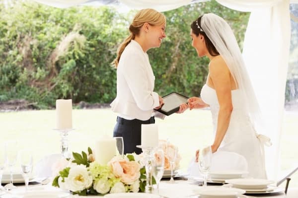 Wedding Planner bisa bantu meringankan beban kamu menghadapi resepsi pernikahan. (omgimages/iStock)