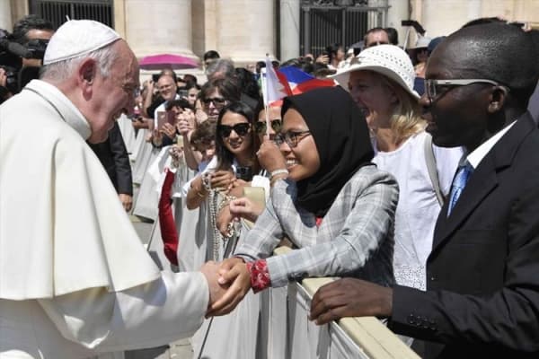 Viral Foto Perempuan Muslim Semarang Berjabat Tangan dengan Paus Fransiskus, Begini Faktanya